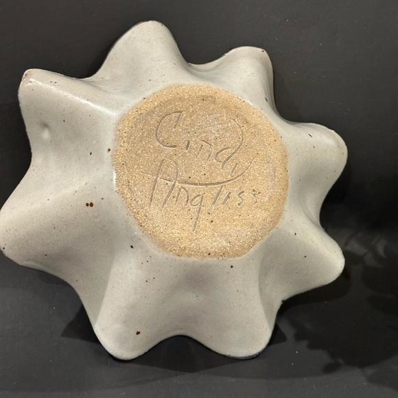 Signed Cindy Angliss Handmade Pottery, Ruffled Bowl, Blue Floral Studio Ceramics - Picture 2 of 8